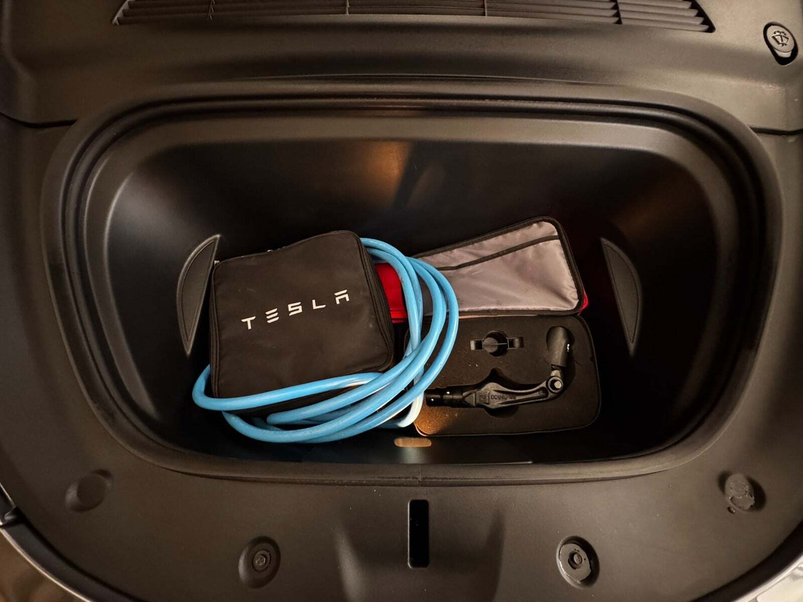 Sølv Tesla Model Y fra 2023