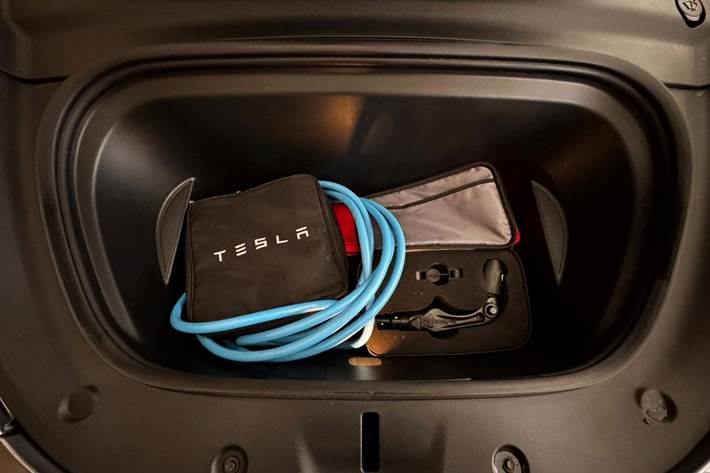 Sølv Tesla Model Y fra 2023