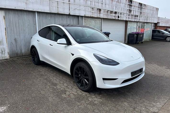 Hvid Tesla Model Y fra 2023