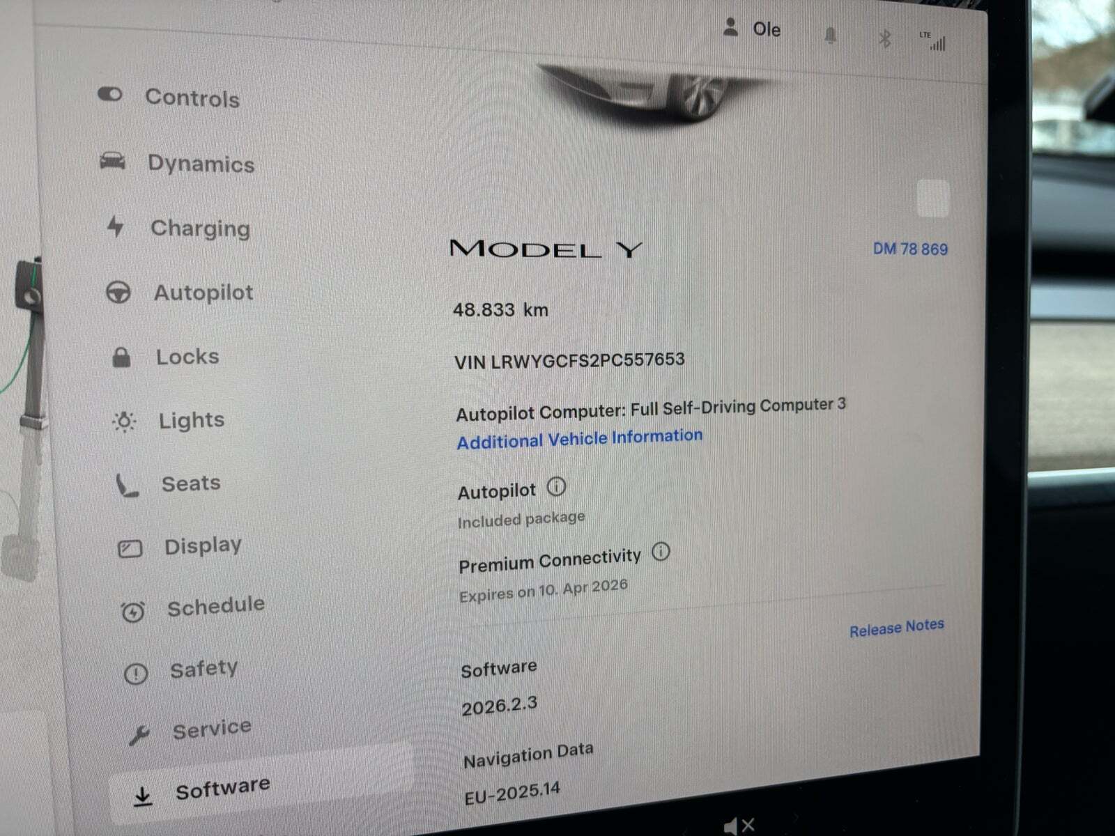 Hvid Tesla Model Y fra 2023