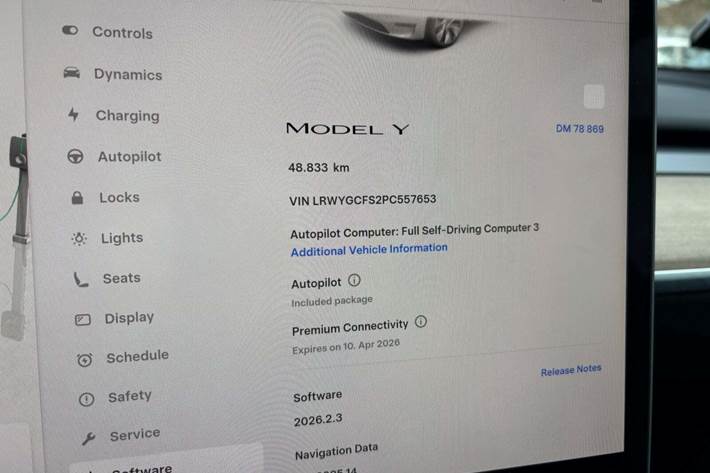 Hvid Tesla Model Y fra 2023