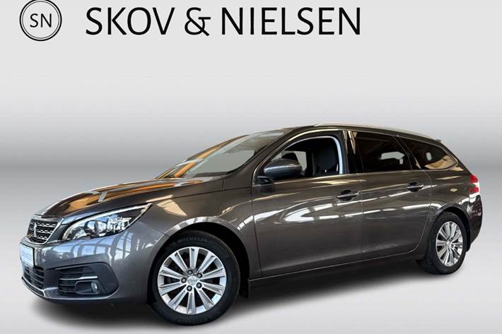 Grå Peugeot 308 fra 2021