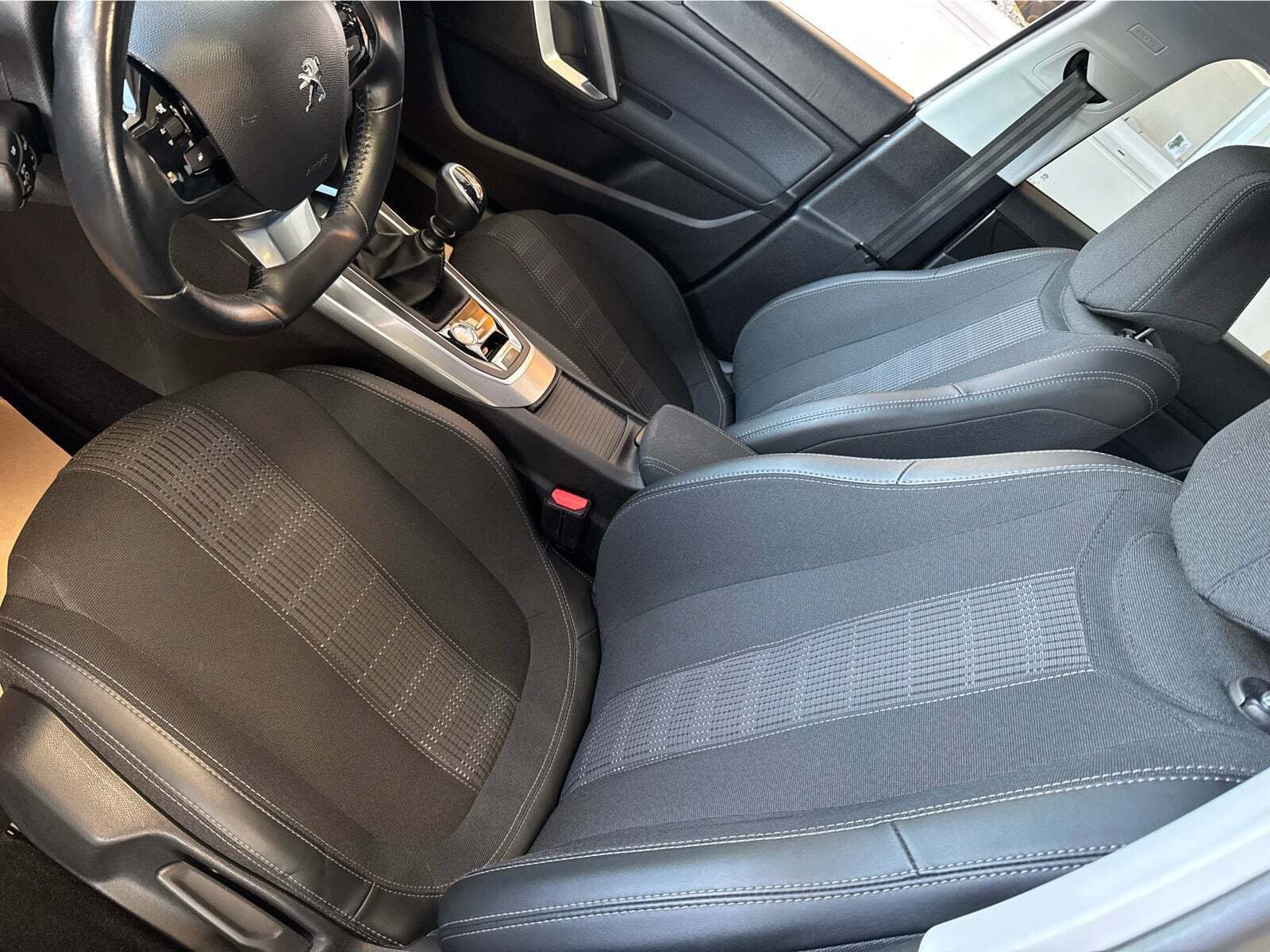 Grå Peugeot 308 fra 2021