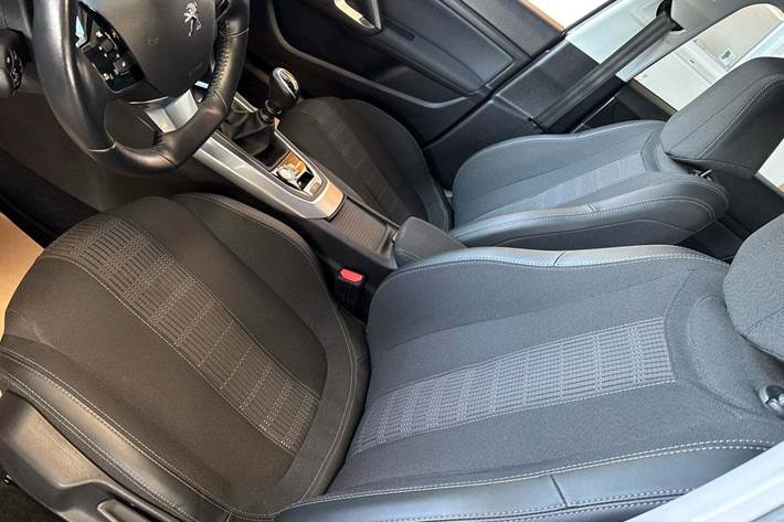 Grå Peugeot 308 fra 2021