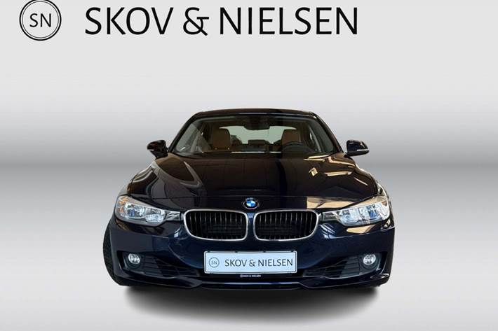 Blå BMW 320i fra 2012