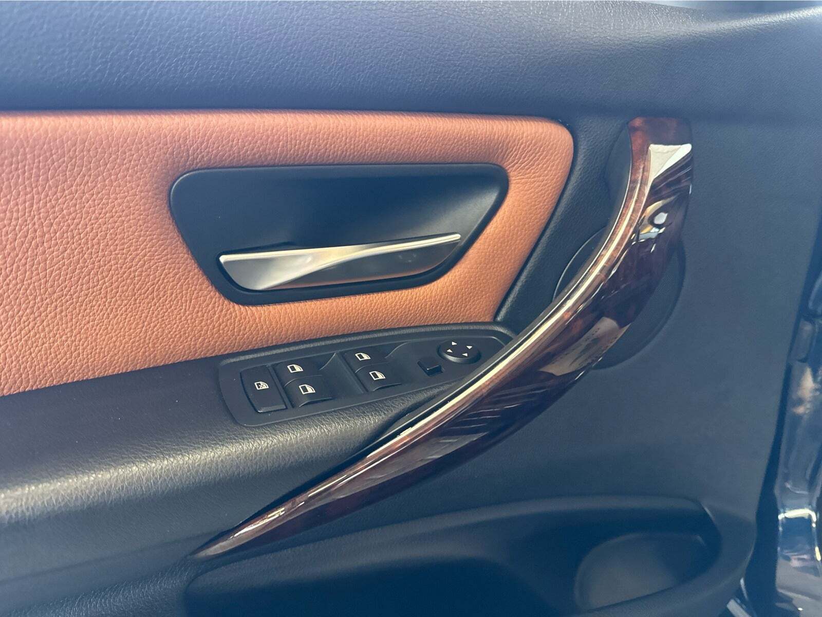 Blå BMW 320i fra 2012