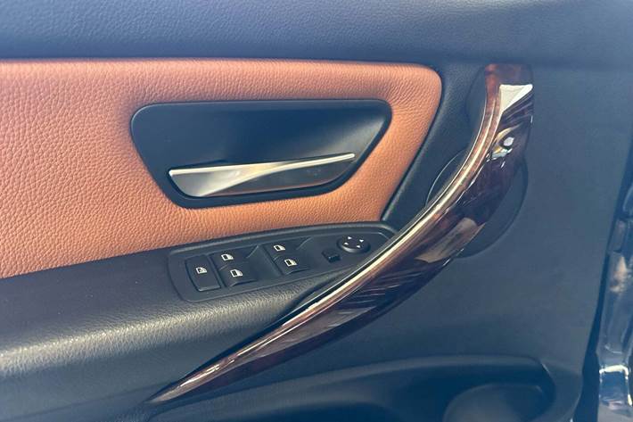 Blå BMW 320i fra 2012