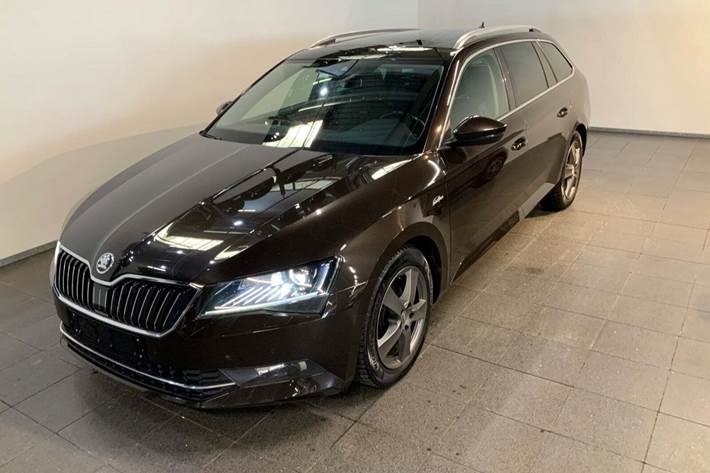 Brun Skoda Superb fra 2016