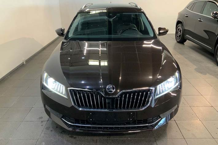 Brun Skoda Superb fra 2016