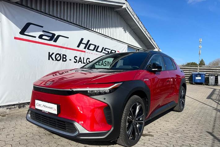Rød Toyota BZ4X fra 2023