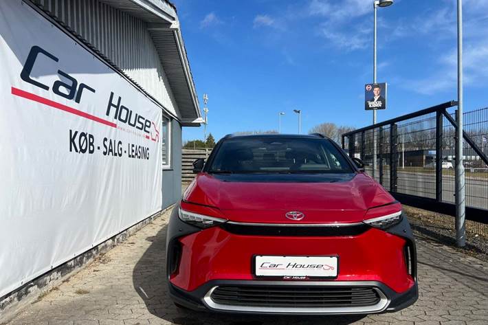 Rød Toyota BZ4X fra 2023