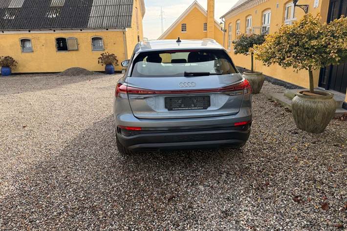 Grå Audi Q4 e-tron fra 2022
