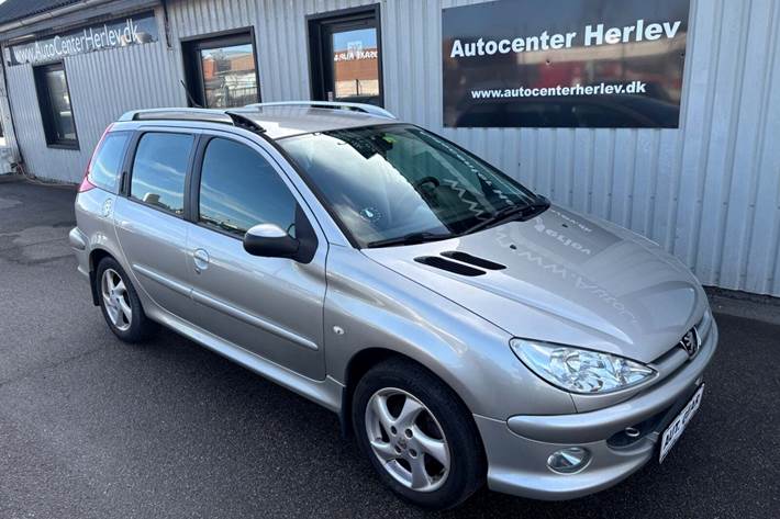 Sølv Peugeot 206 fra 2006