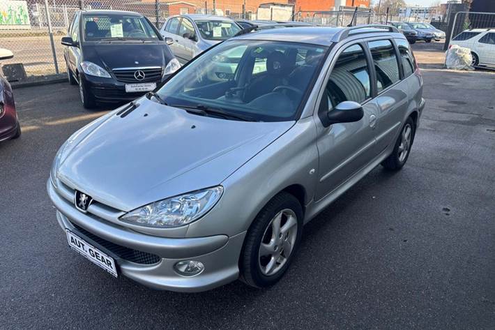 Sølv Peugeot 206 fra 2006