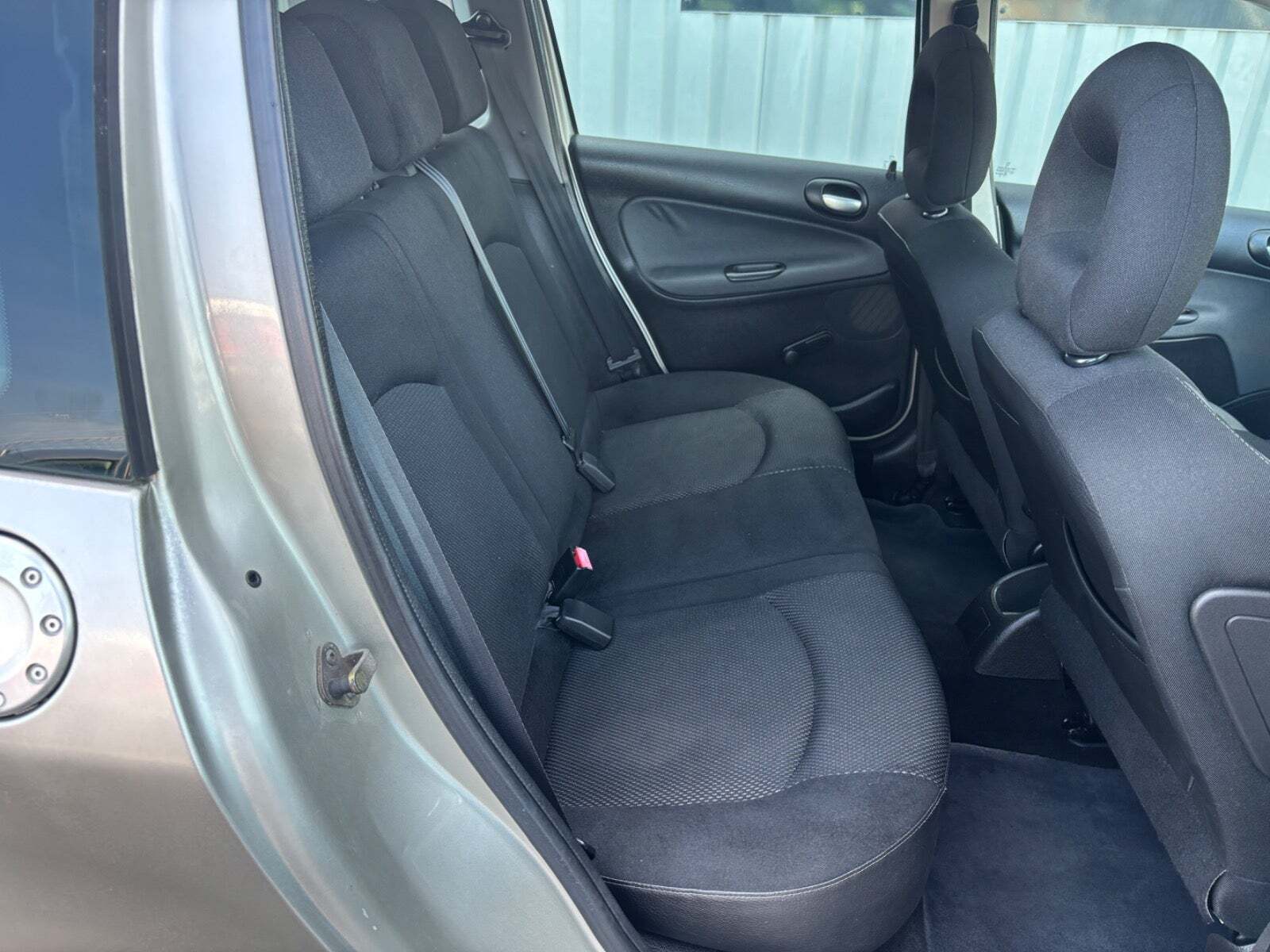 Sølv Peugeot 206 fra 2006