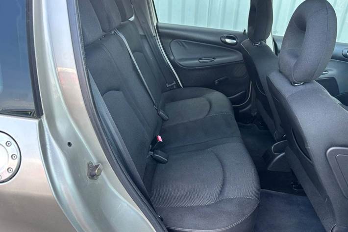 Sølv Peugeot 206 fra 2006