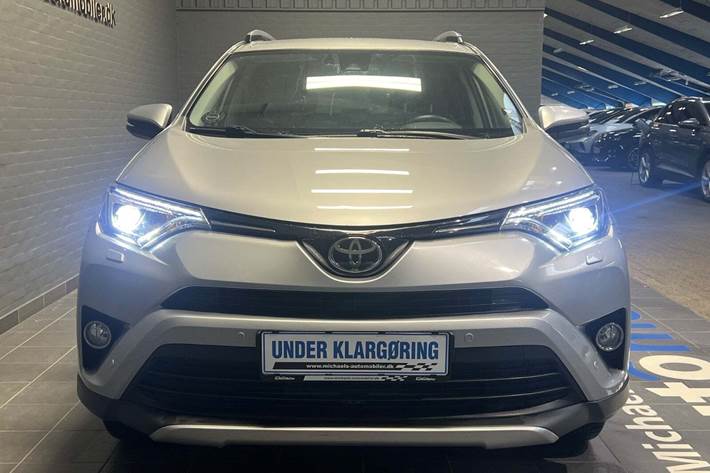 Sølv Toyota RAV4 fra 2016