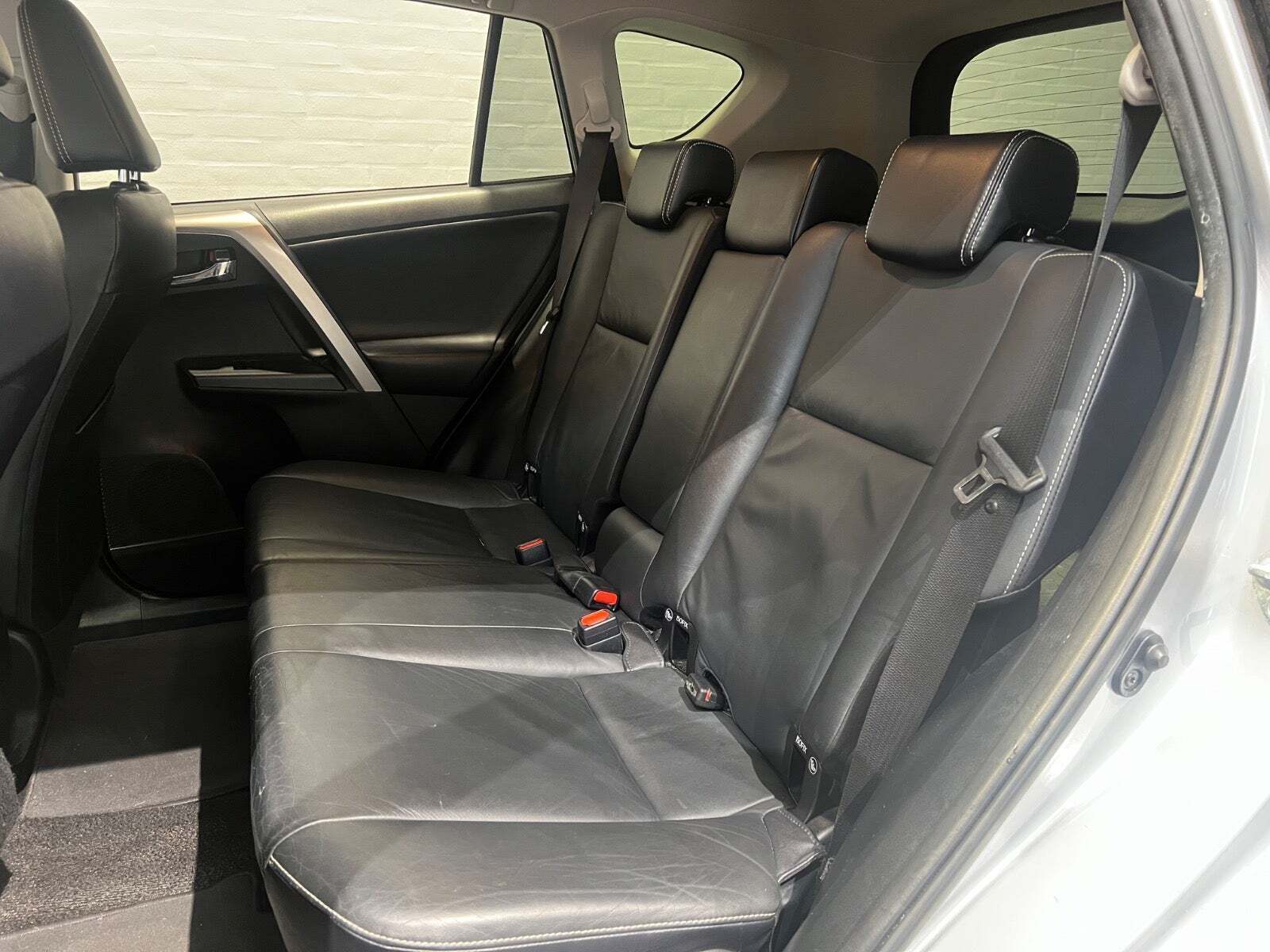 Sølv Toyota RAV4 fra 2016