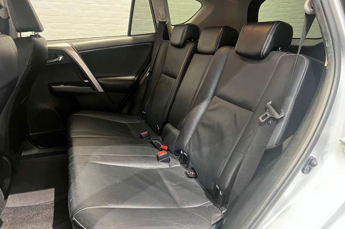 Sølv Toyota RAV4 fra 2016