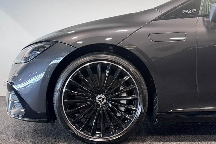 Grå Mercedes EQE300 fra 2025