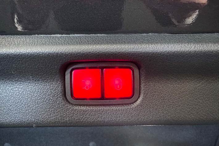 Grå Mercedes EQE300 fra 2025