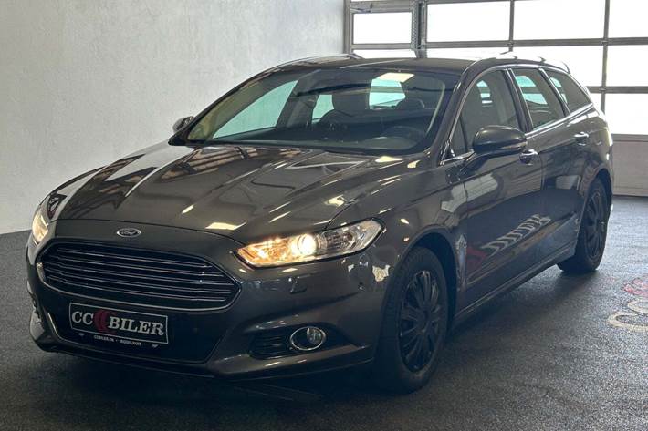 Grå Ford Mondeo fra 2018
