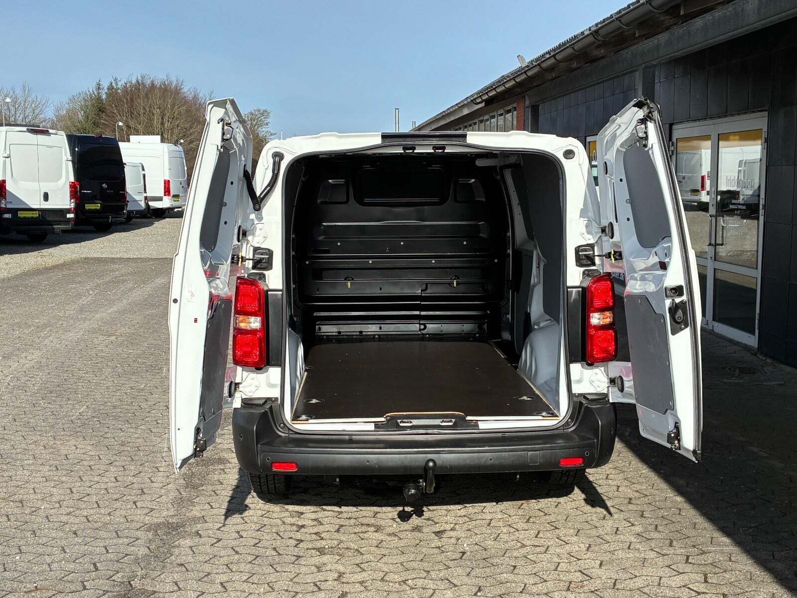 Hvid Opel Vivaro fra 2022