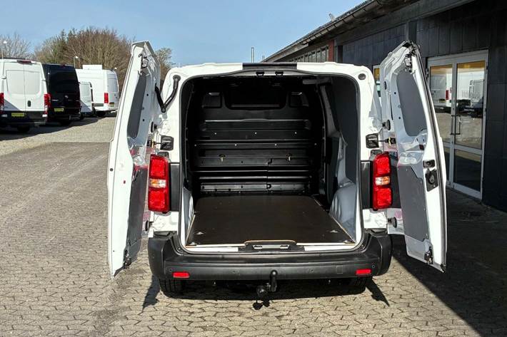 Hvid Opel Vivaro fra 2022