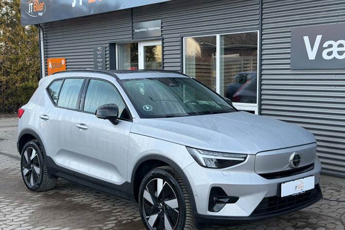 Sølv Volvo XC40 fra 2024 set udefra