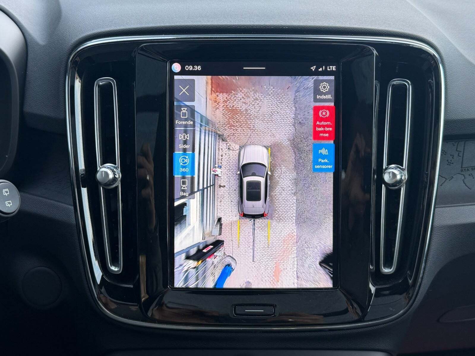 Sølv Volvo XC40 fra 2024