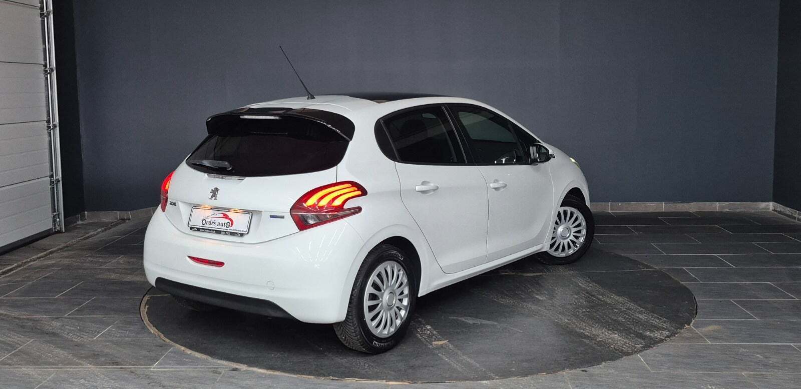 Peugeot 208 1,2 VTi 82 Allure Sky