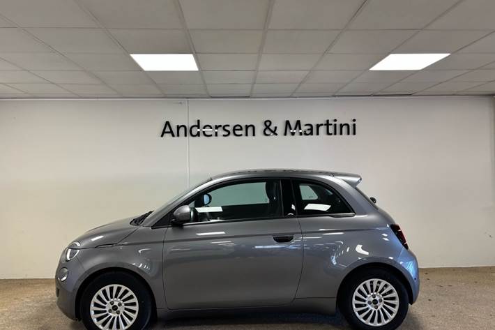 Grå Fiat 500e fra 2023