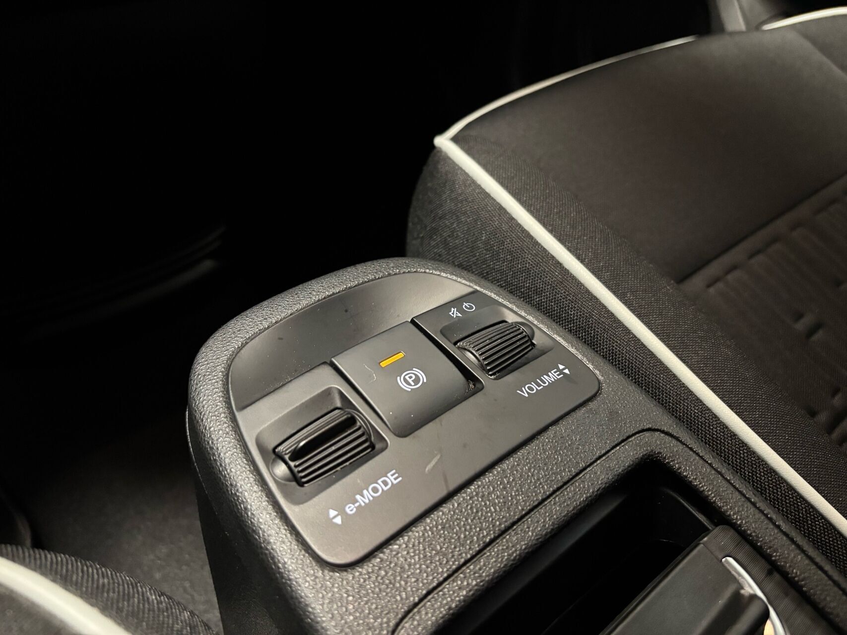 Grå Fiat 500e fra 2023