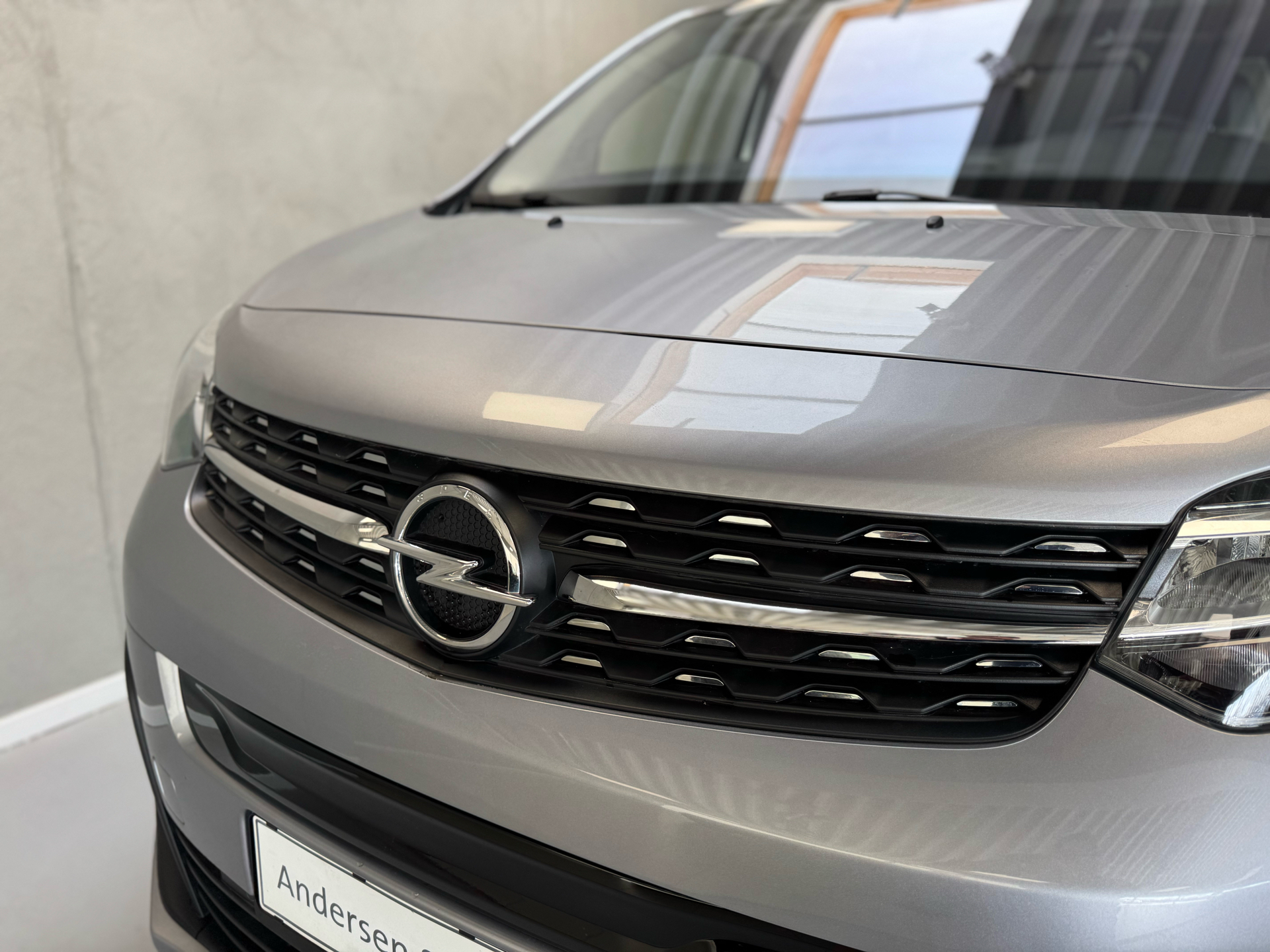 Grå Opel Vivaro-e fra 2024