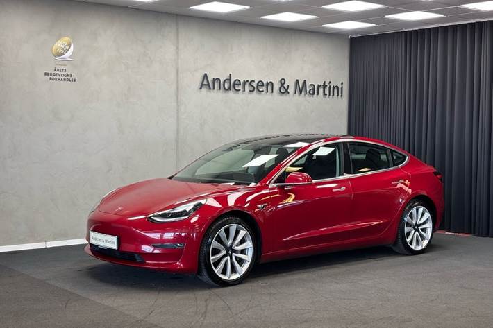 Rød Tesla Model 3 fra 2019