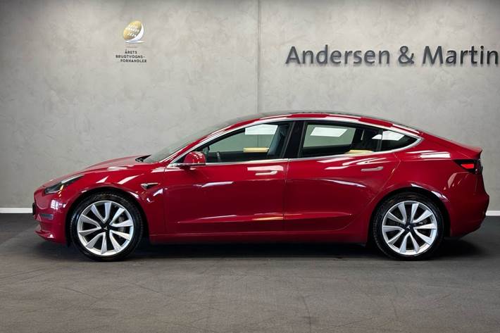 Rød Tesla Model 3 fra 2019