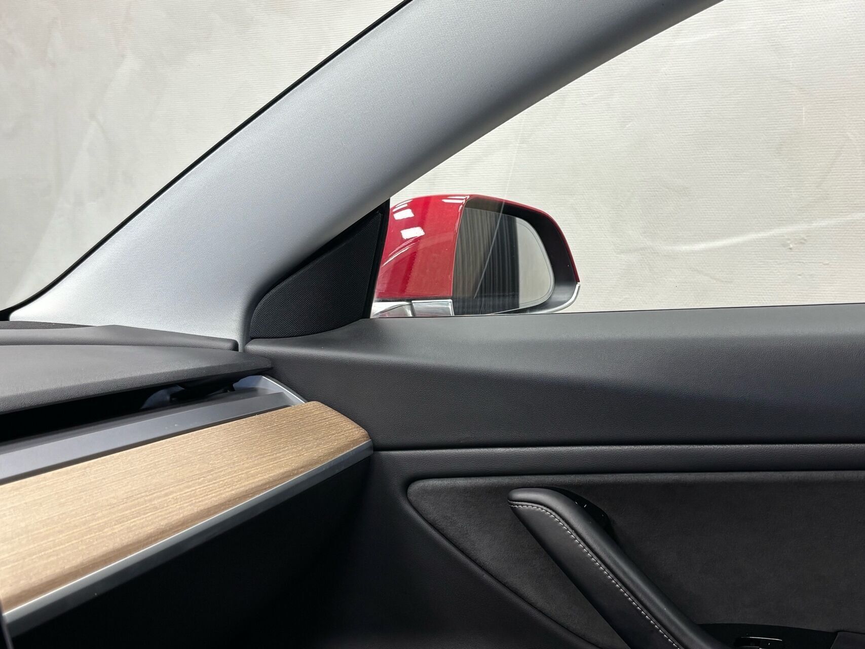 Rød Tesla Model 3 fra 2019