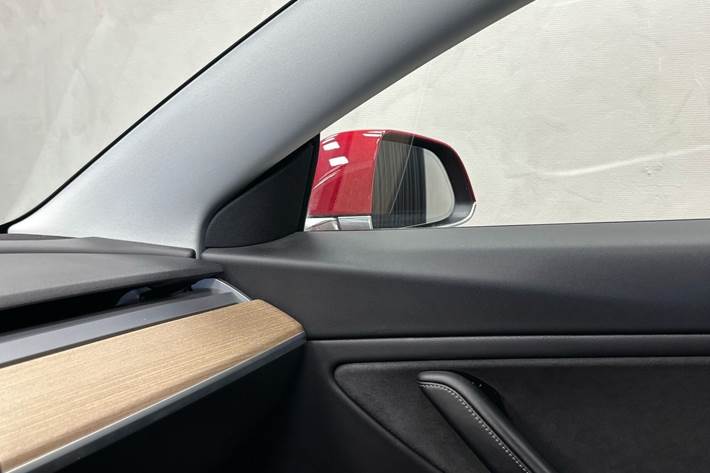 Rød Tesla Model 3 fra 2019