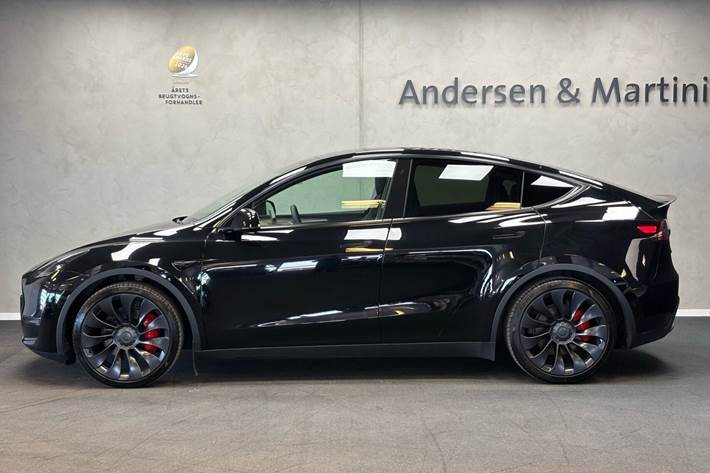 Sort Tesla Model Y fra 2022