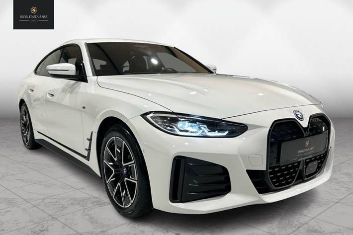 Hvid BMW i4 fra 2023 set udefra