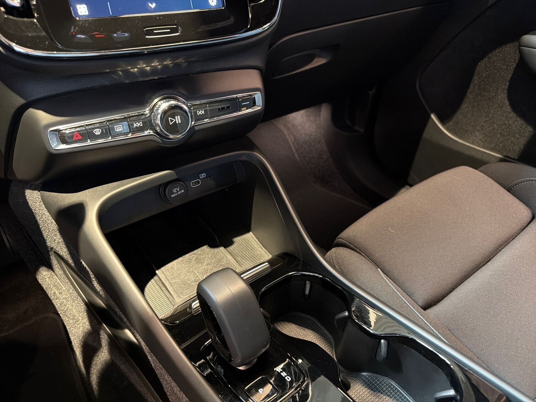 Grå Volvo XC40 fra 2023