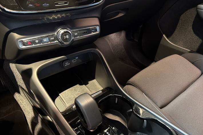 Grå Volvo XC40 fra 2023