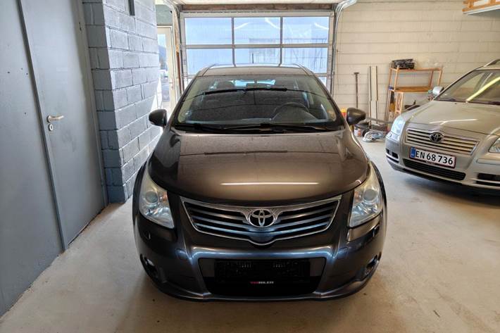 Gul Toyota Avensis fra 2010