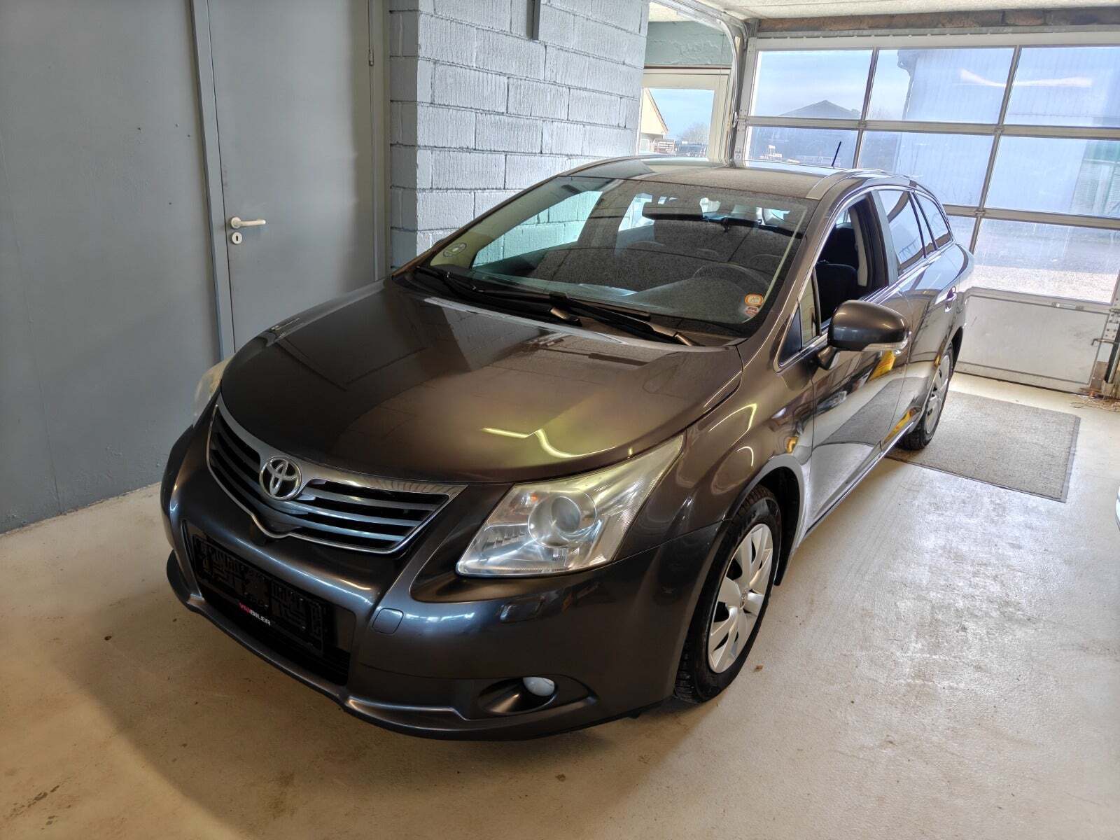 Gul Toyota Avensis fra 2010
