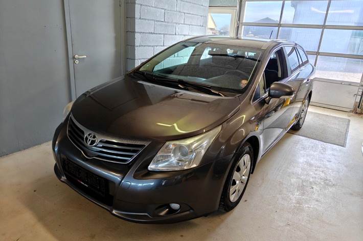 Gul Toyota Avensis fra 2010