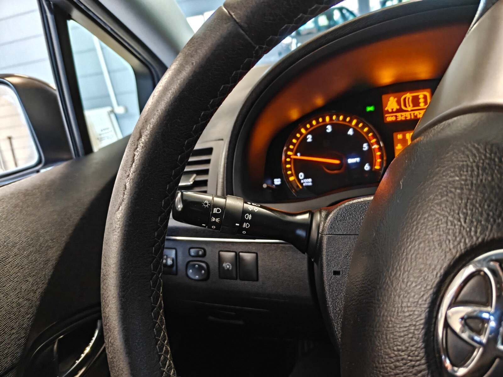 Gul Toyota Avensis fra 2010