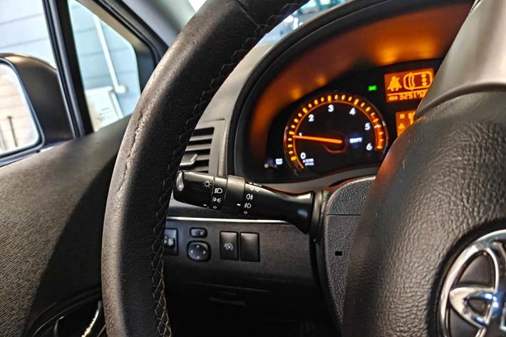 Gul Toyota Avensis fra 2010