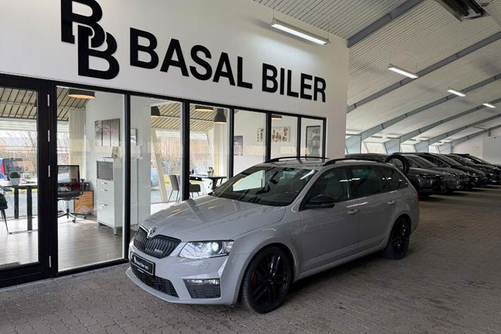 Grå Skoda Octavia fra 2016 set udefra