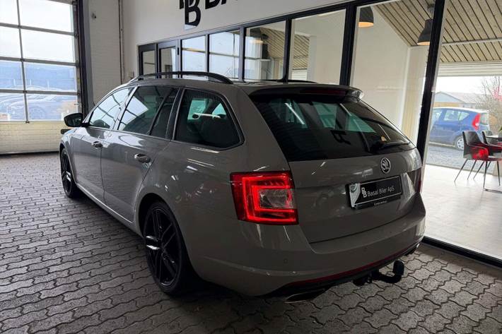 Grå Skoda Octavia fra 2016