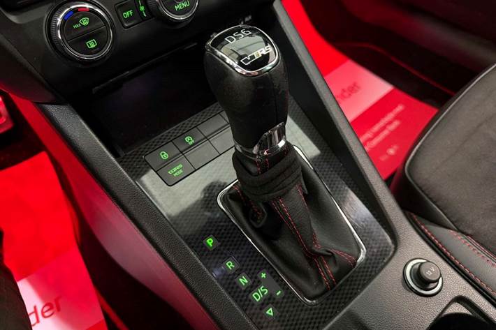 Grå Skoda Octavia fra 2016